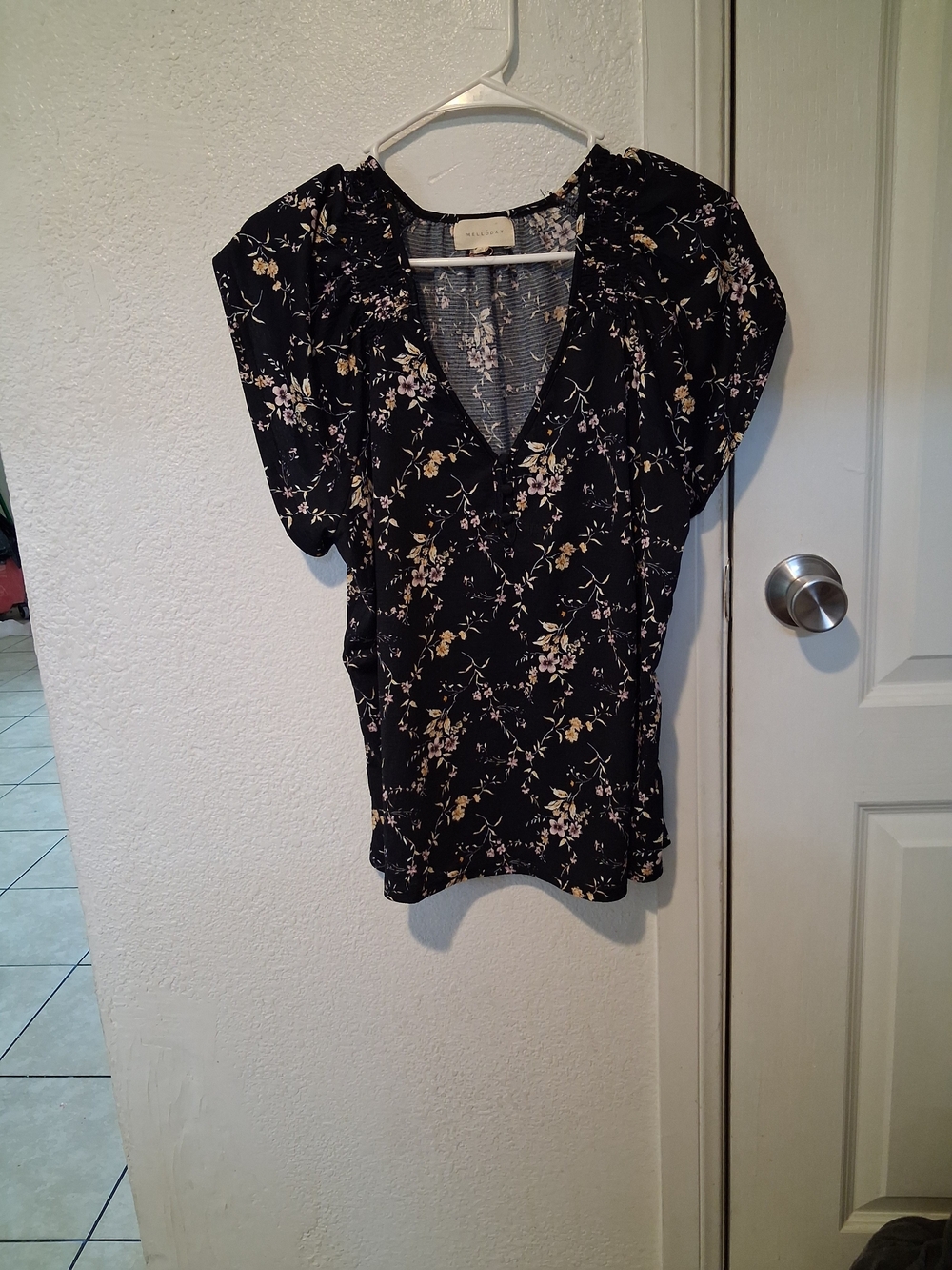 MELLODAY Black Floral V-Neck Puff Sleeve Top
